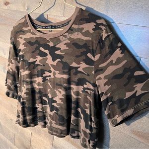 Kendall & Kylie Oversized Cropped Camo T-Shirt Size Large